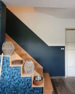 peinture murale décorative de couleur bleue chez un particulier