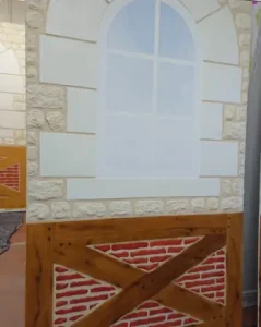 décor en trompe l'oeil mur en fausses briques et fenêtre blanche